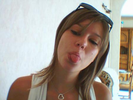 alour  craneuseuh  te  voila sur mon blog je tadoreuh tro   ma titeuh caro!!!!!bisou  a  toi mes  chuuuut!!!!ptdr